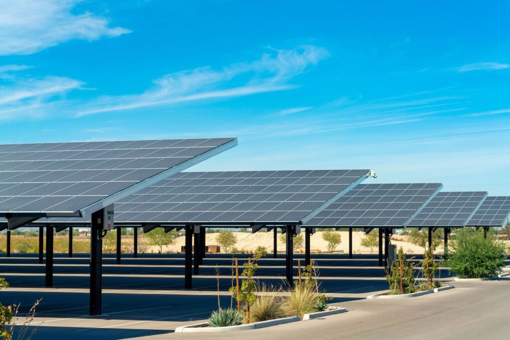 Ombrières de parking photovoltaïques installées sur un site professionnel grâce à un financement par investisseur