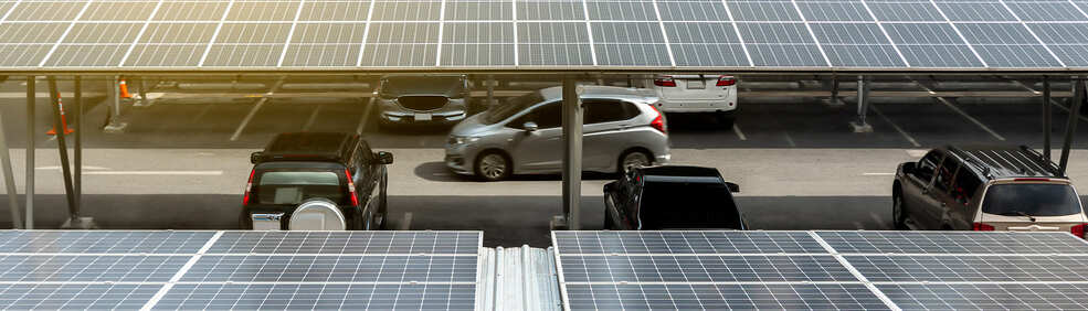 Ombrière de parking recouverte de panneaux solaires pour la production d'électricité et la protection des véhicules.