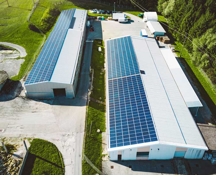 Toiture bipente recouverte de panneaux solaires sur une pente