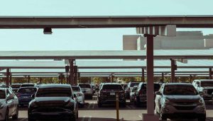 Ombrières solaires sur parking commercial